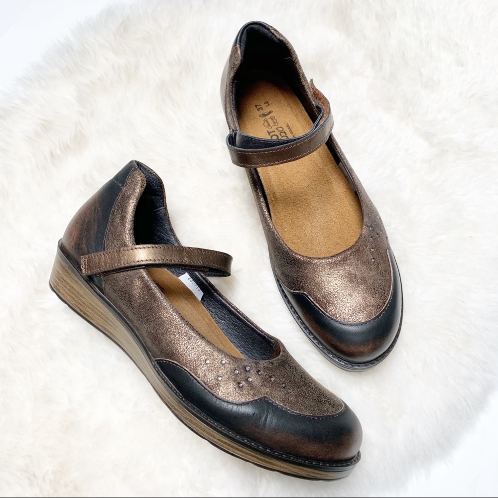 Naot EU 37 Bronze Mary Jane Sincere Flat